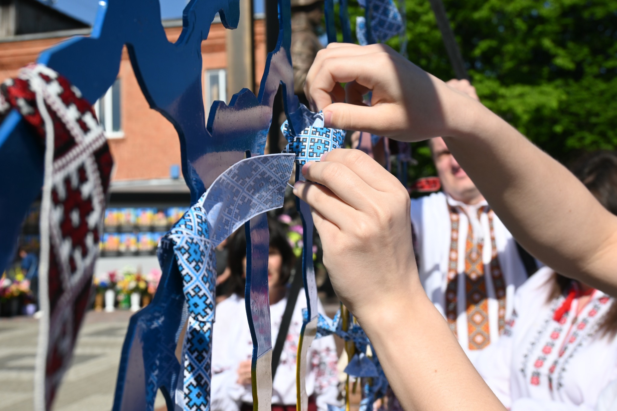 Вишиті стрічки пам’яті: у Шполі вшанували полеглих захисників