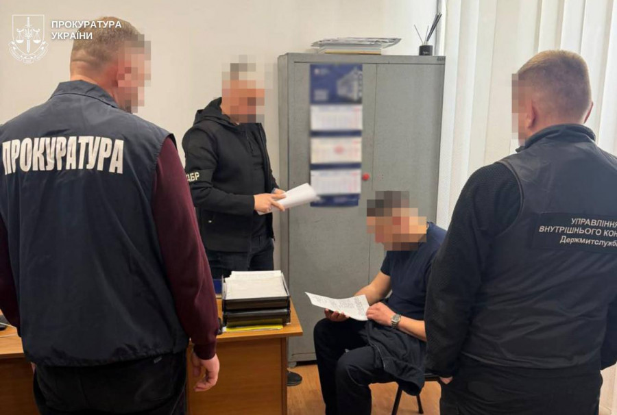 На Львівщині митника підозрюють у пропуску контрабанди на майже 7 …