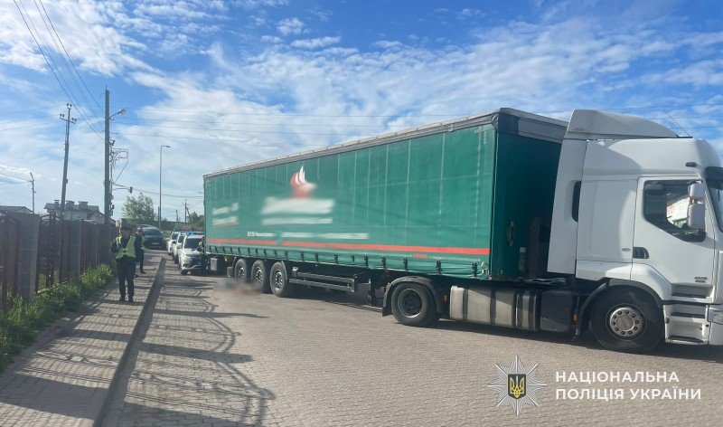 Поблизу Львова вантажівка на смерть збила 80-річну жінку