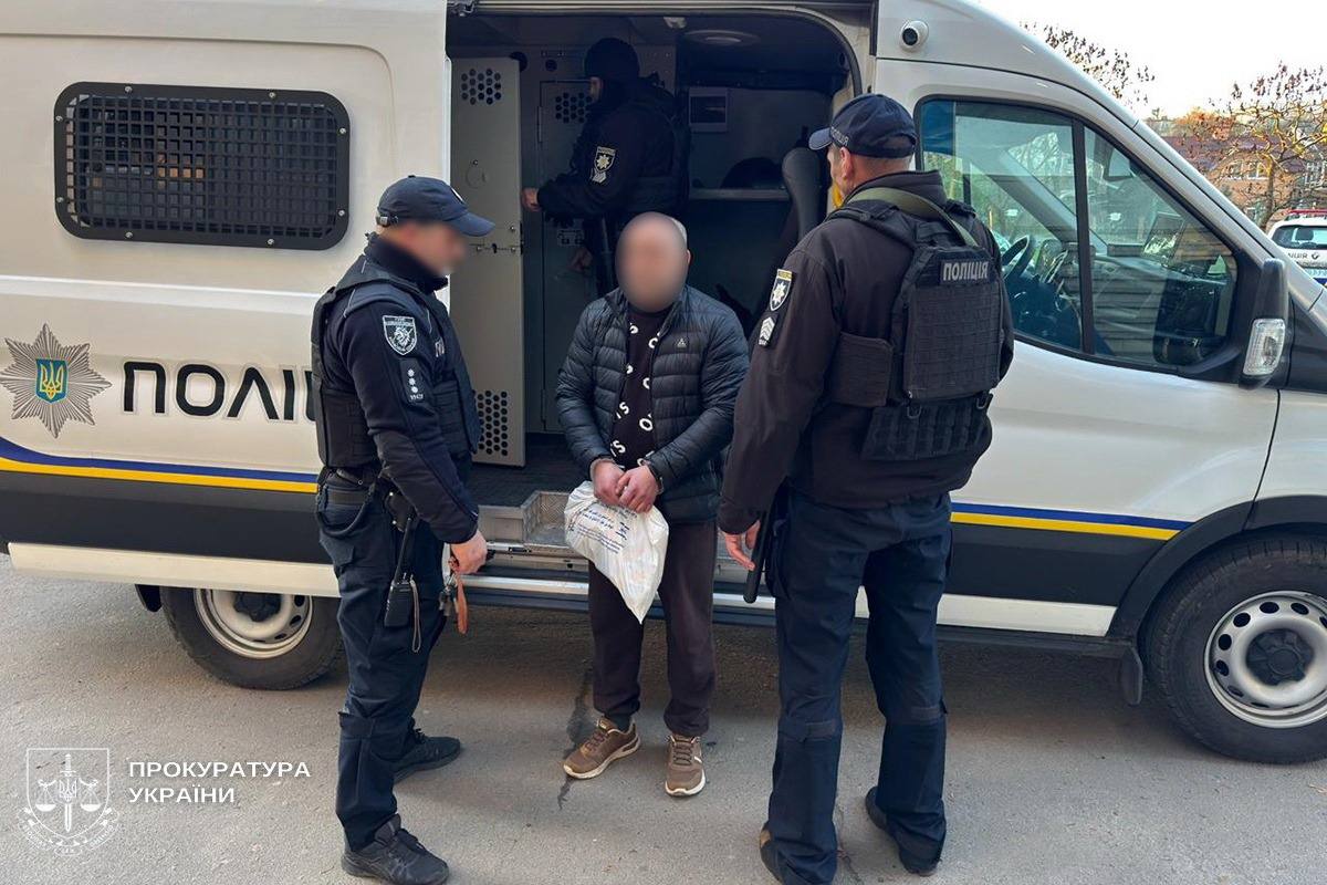 Обрано запобіжний захід чоловіку, який зарізав знайомого посеред білого дня …