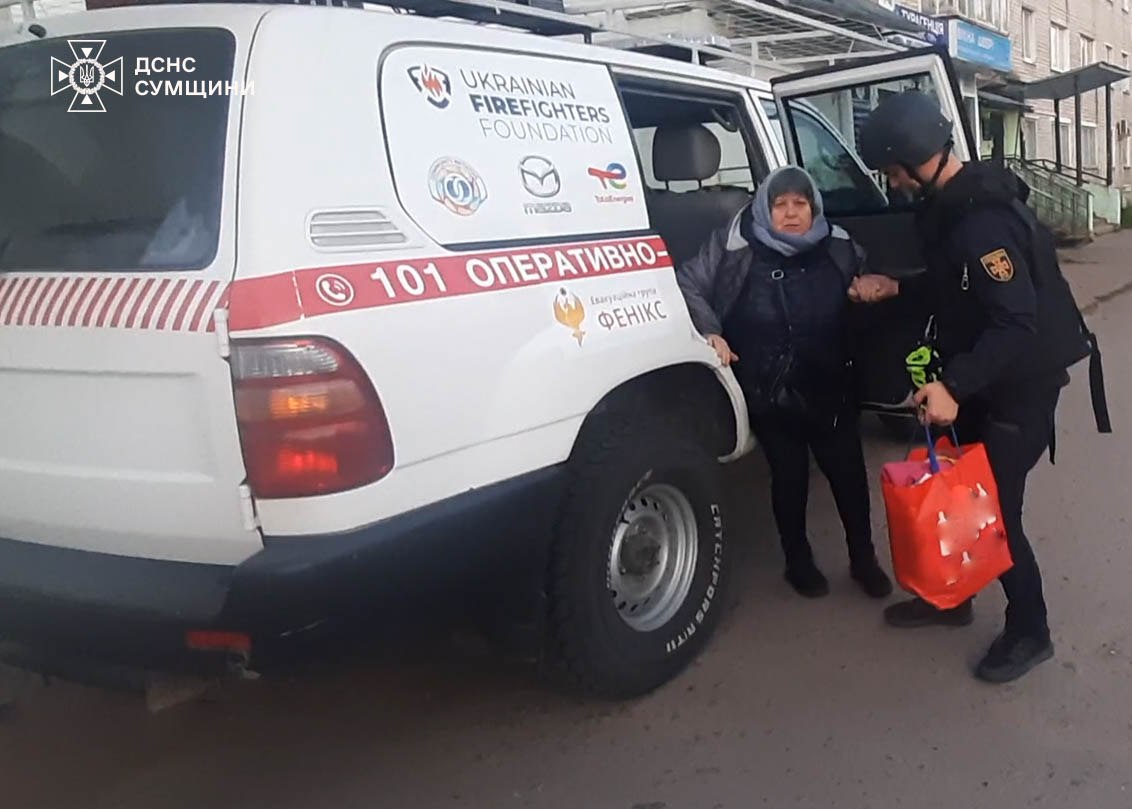 Евакуація з прикордоння Сумщини: співробітники ДСНС вивезли жінку