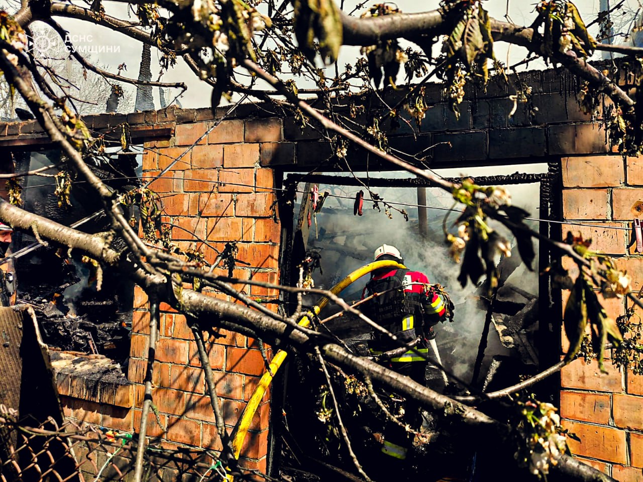 На Сумщині вогнеборці двічі ліквідовували загоряння в житловому секторі