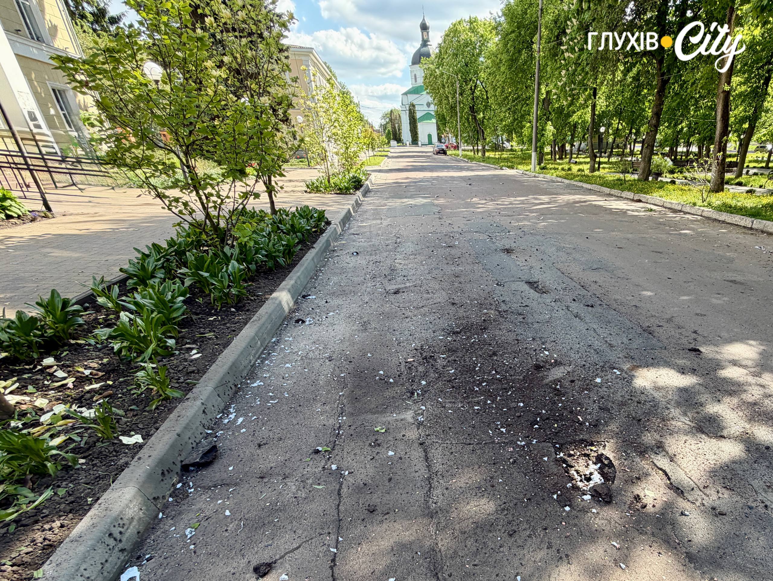 Російський дрон атакував центр Глухова посеред дня