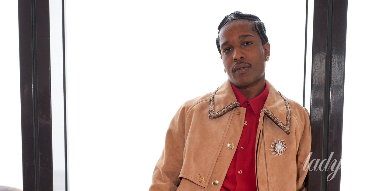 A$AP Rocky відвідав показ мод Chanel з рожевою сумкою та …