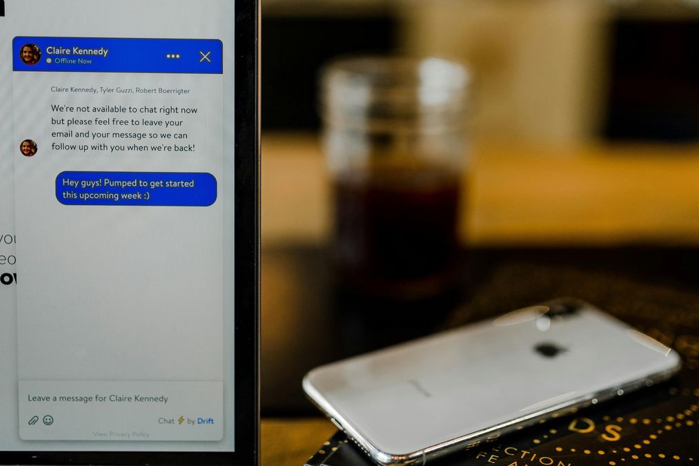 AI навчився переконливо видавати себе за людину у живих чатах