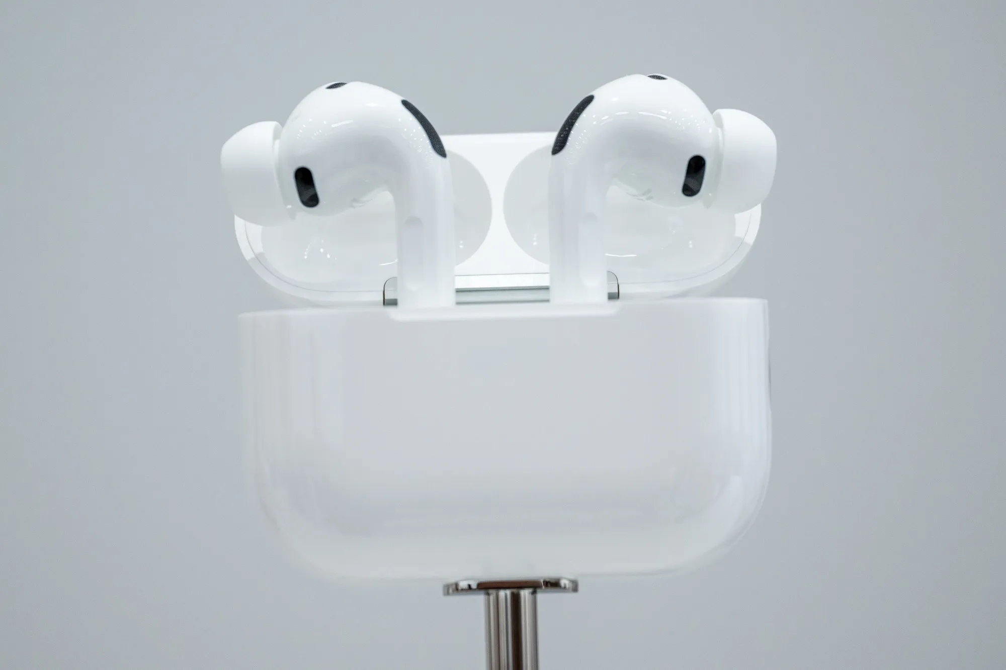 Apple готує AirPods із камерами, щоб вбудований ШІ “бачив” навколишній …