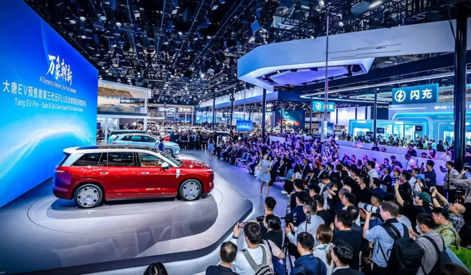BYD та Tesla відкидають чутки про OTA-блокування батарей і погрожують …