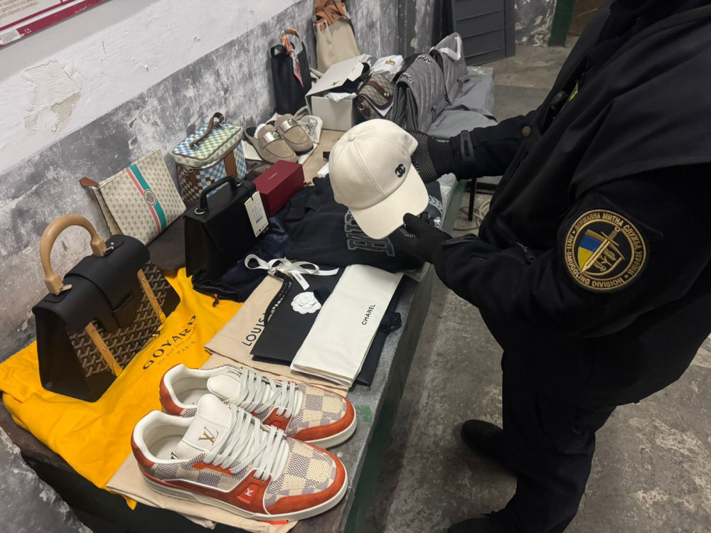 Balenciaga, Cartier, Louis Vuitton на мільйон: прикарпатець намагався провезти в …