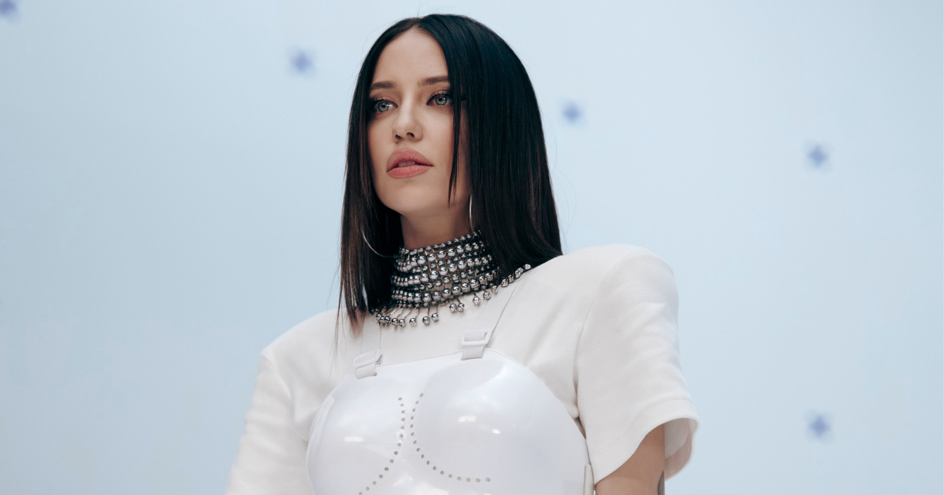 DOROFEEVA у драйвовому кліпі на свою першу англомовну пісню показала …