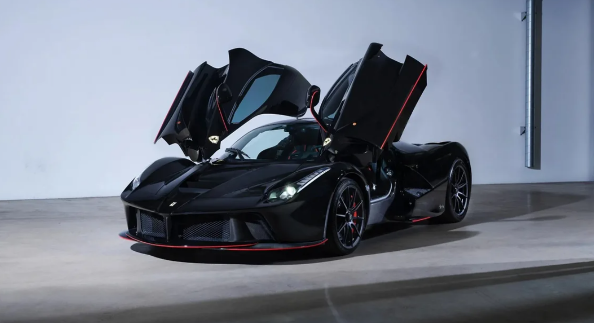 Ferrari із написом «Grazie Felipe» можуть продати за мільйони доларів