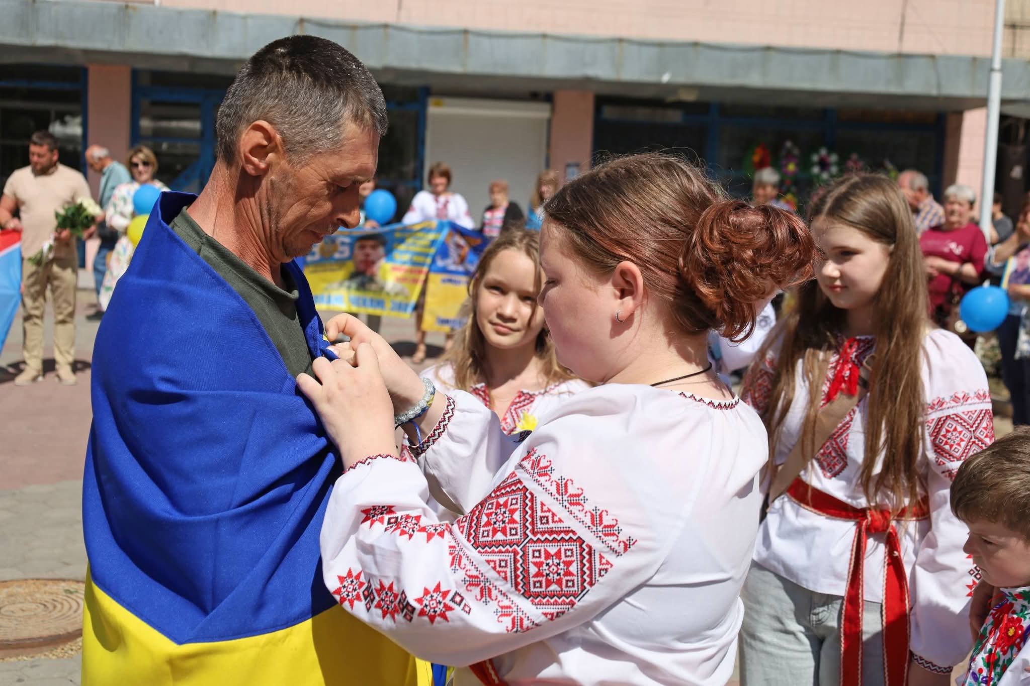 Вишиванку та дитячі малюнки звільненому з полону земляку вручили в …