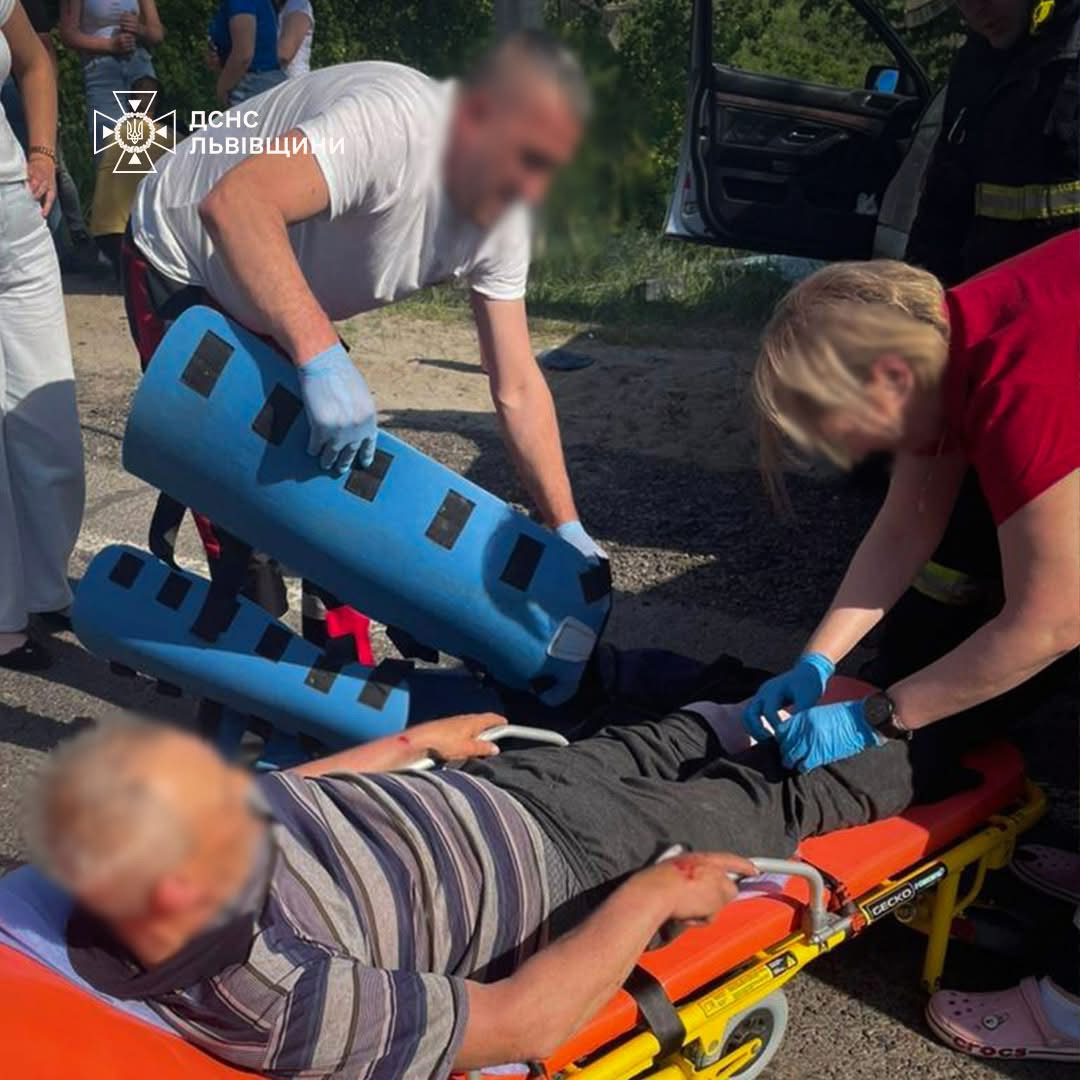 У Новояворівську зіткнулися BMW і Volkswagen: травмованого водія діставали рятувальники