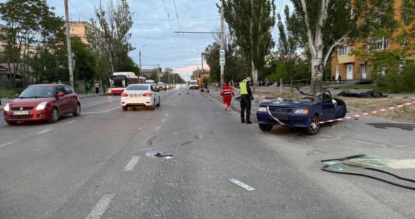 Jaguar влетів у зупинку з людьми: подробиці смертельної ДТП у …