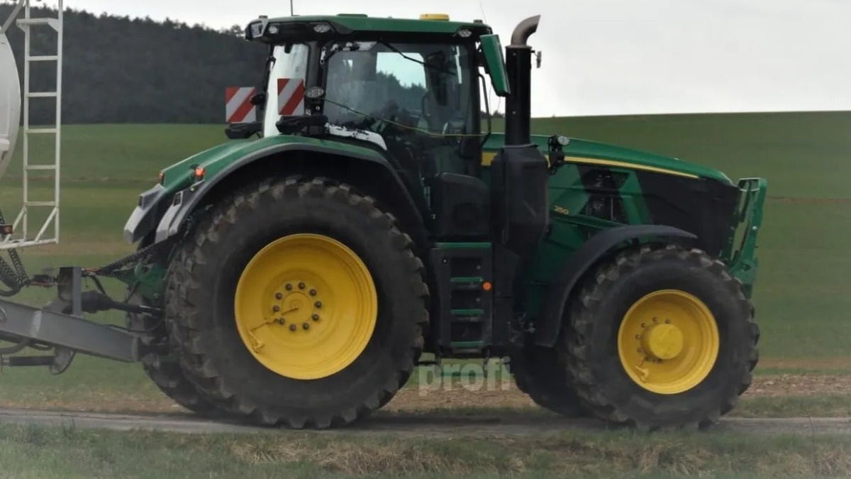 У мережі з’явилося фото, ймовірно, прототипа оновленого трактора John Deere …