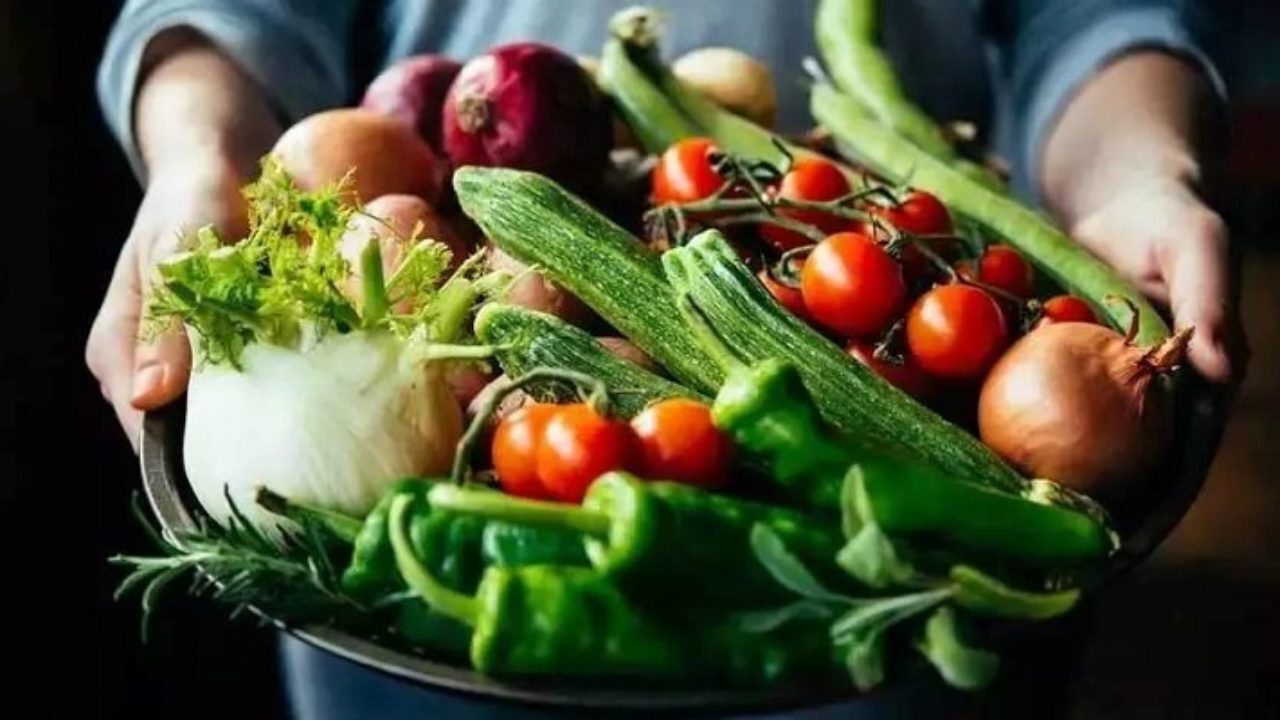 Допоможуть забути про голод: 10 корисних фруктів та ягід, які …