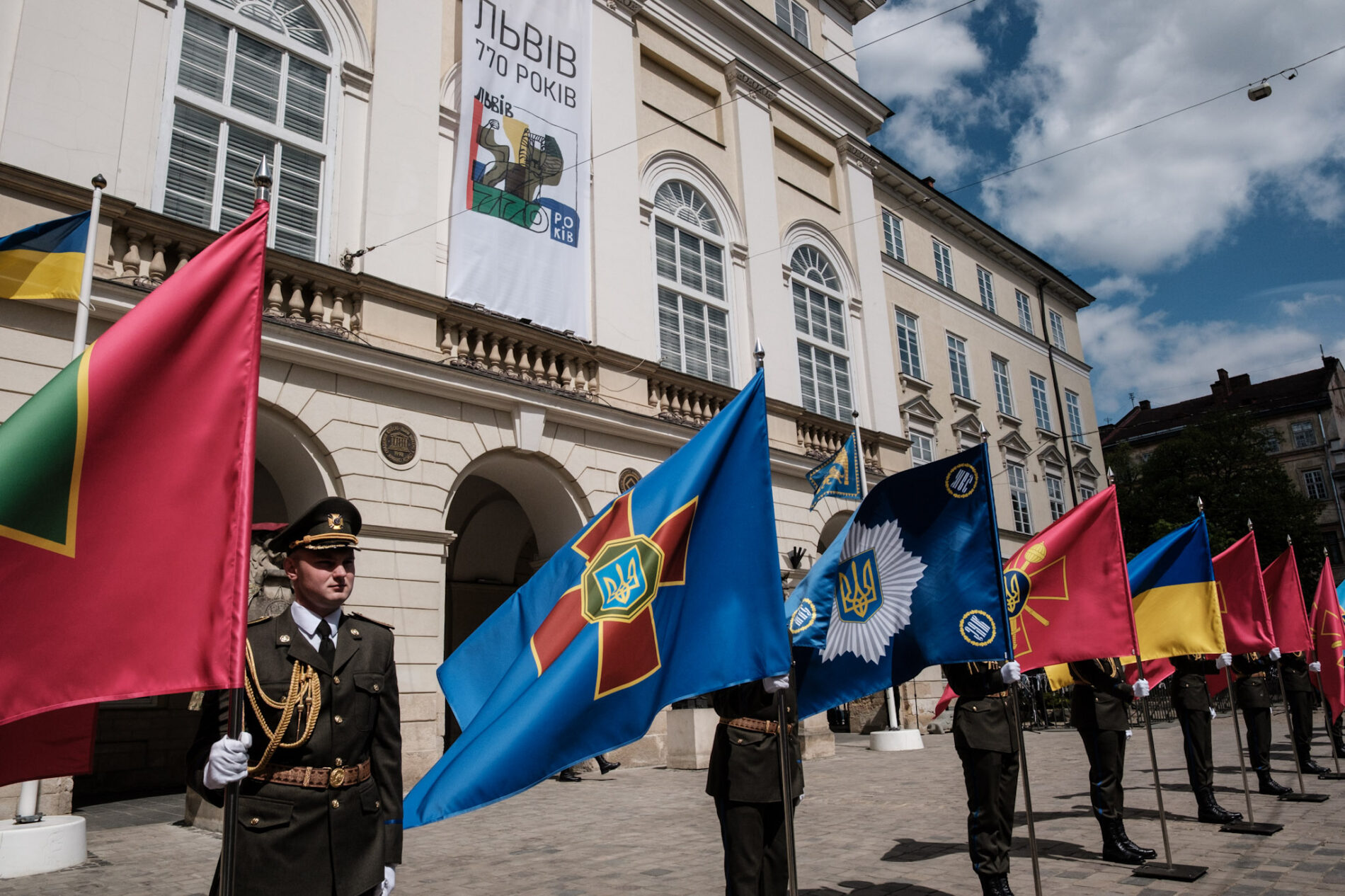 На площі Ринок у Львові розмістили прапори військових та оборонних …
