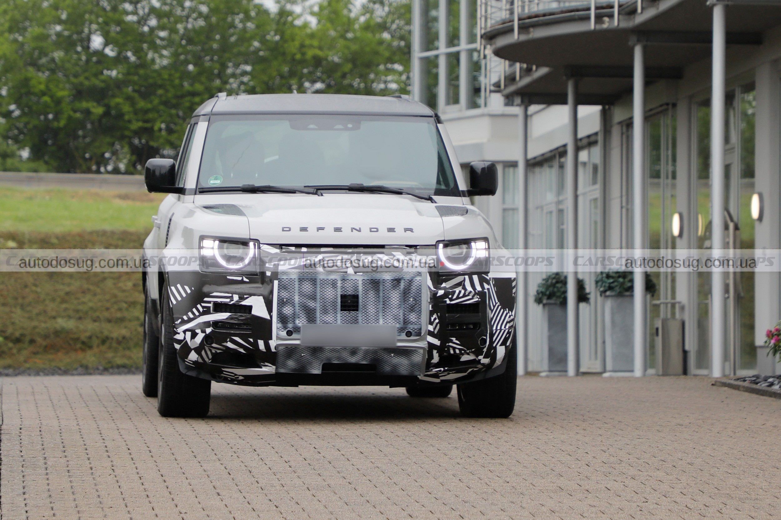 Land Rover Defender змінює салон і зовнішність