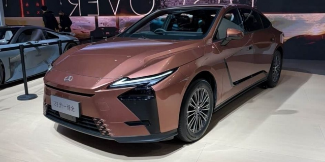 Офіційна презентація оновленого седана Lexus ES (+ФОТО)