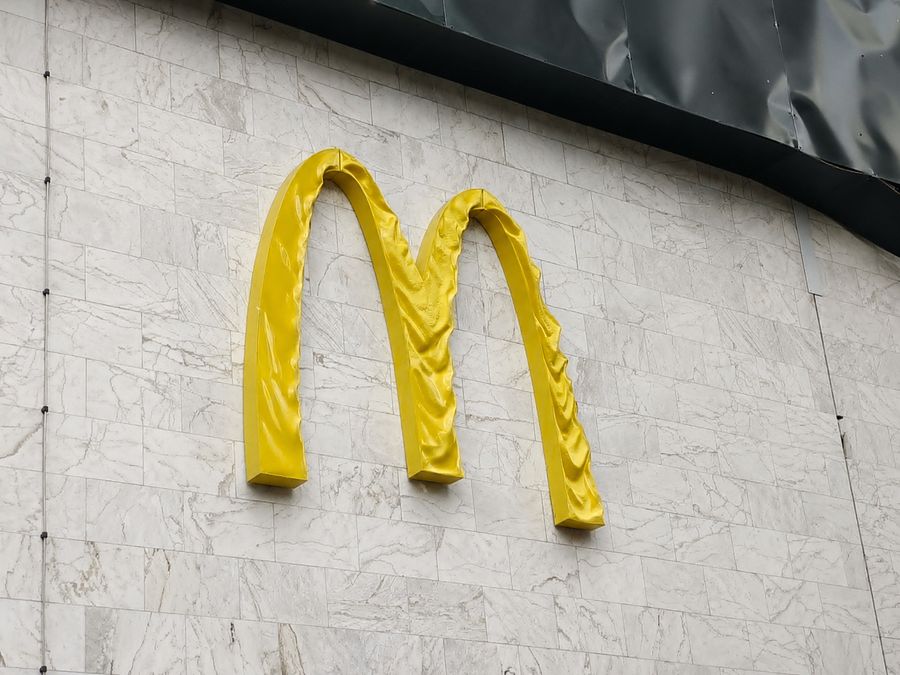 McDonald's на Лук'янівці відкрився після масованої атаки: скільки обстрілів він …