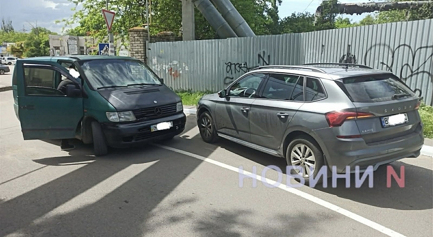 Mercedes та Skoda зіткнулися на в'їзді в «Епіцентр» у Миколаєві