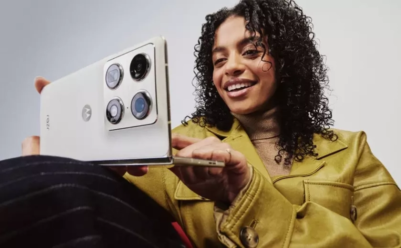 Motorola показала майбутнє складаних смартфонів: преміальний Razr Fold з AI …