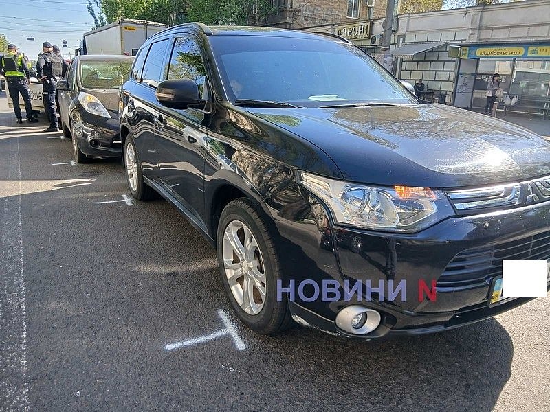 Nissan «наздогнав» Mitsubishi біля мосту в центрі Миколаєва - утворилася …