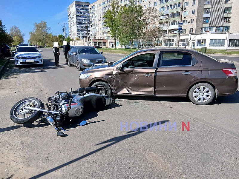 Peugeot та мотоцикл зіткнулися біля вокзалу в Миколаєві