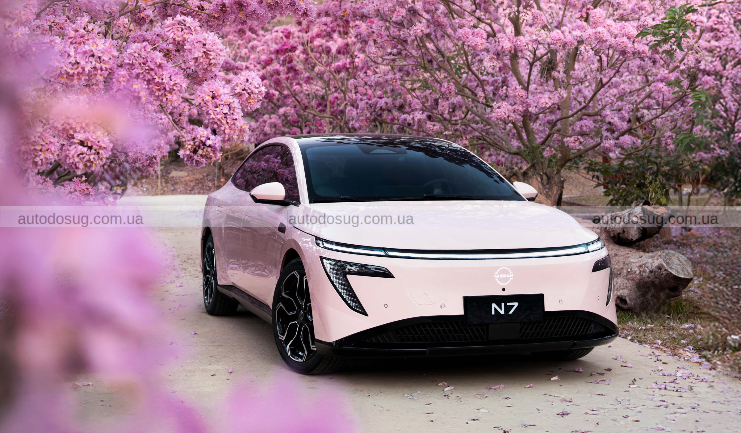 Primera повертається в електричному Nissan