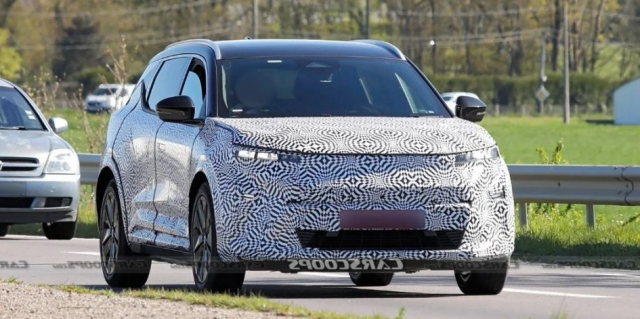 Електричний кросовер Renault Scenic E-Tech помітили на тестах (+ФОТО)