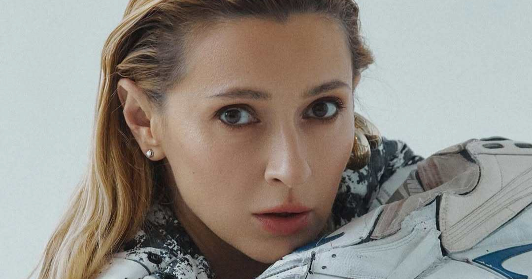 Tayanna в бралеті та джинсах безтурботно порухалася під хіт 2000-их