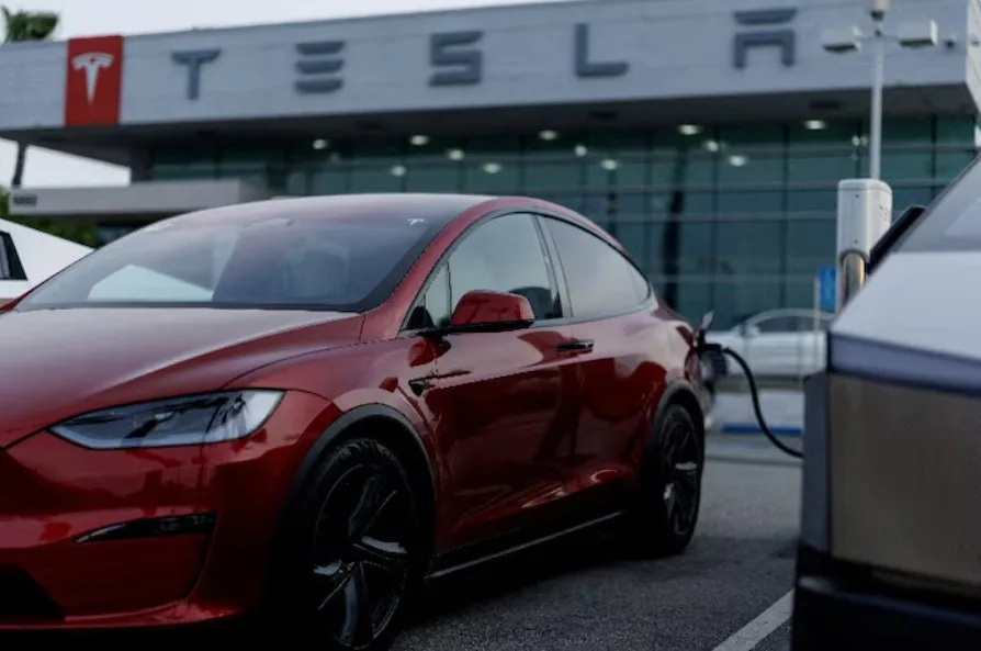 Tesla вперше за два роки підвищила ціни на автомобілі Model …