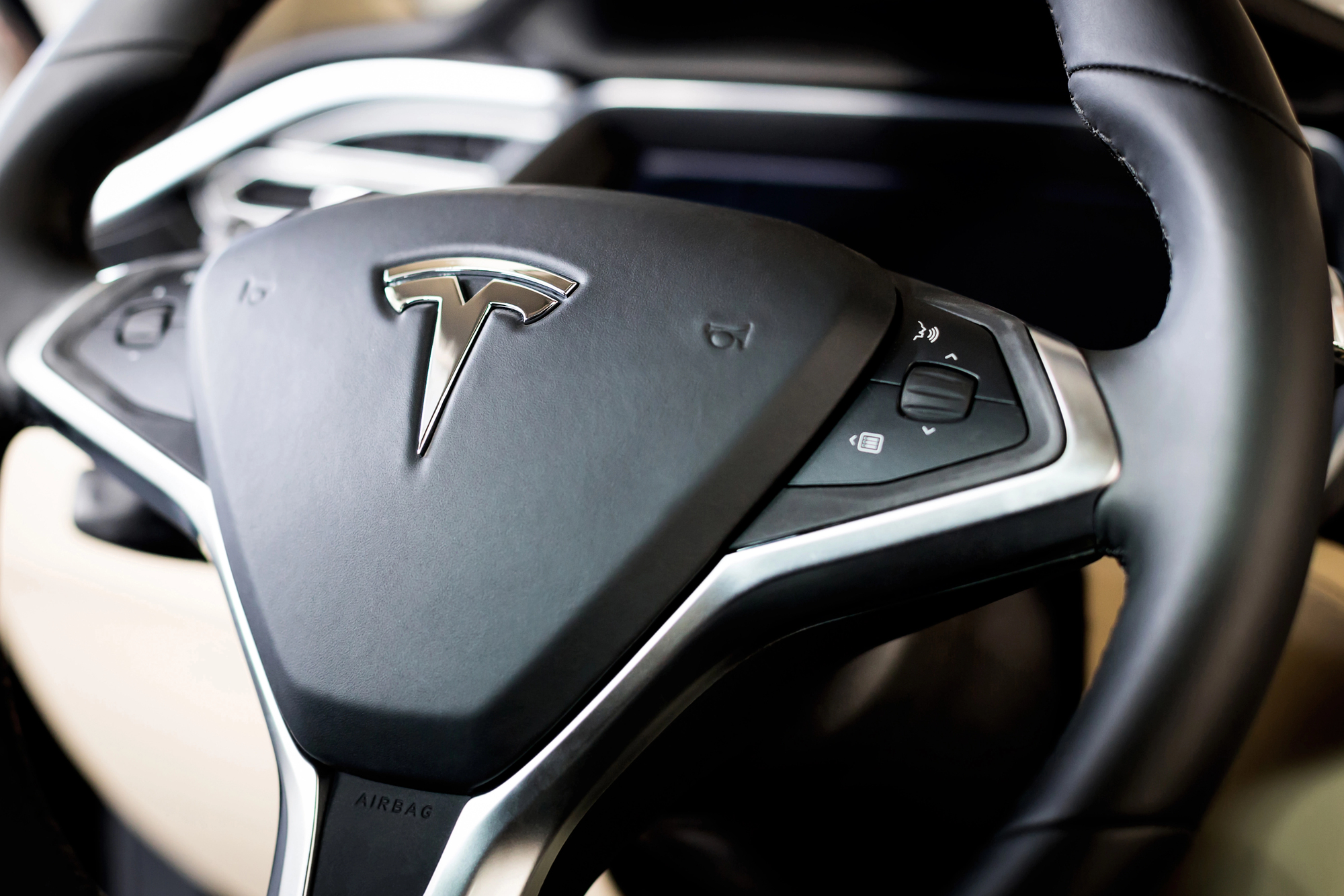 Tesla відновлює позиції в Європі: продажі зросли на 45%
