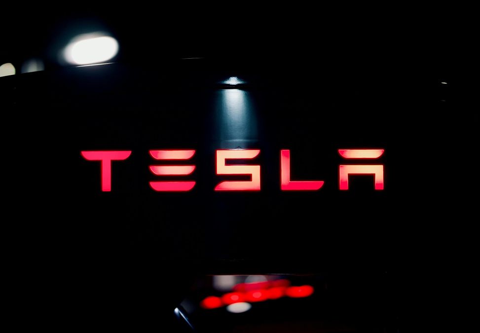 Tesla пообіцяла невдовзі спрощений автопілот для старих машин