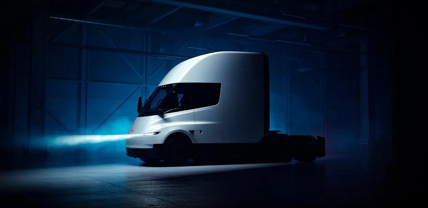 Tesla починає масовий випуск електричних вантажівок: в чому особливість