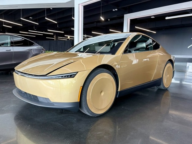 Як виглядає перший серійний автомобіль Tesla Cybercab (+ФОТО)