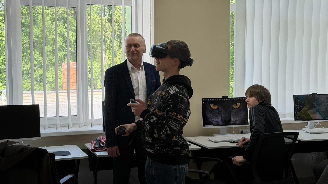 VR-окуляри замість підручників: ладижинські енергетики показали студентам професію майбутнього