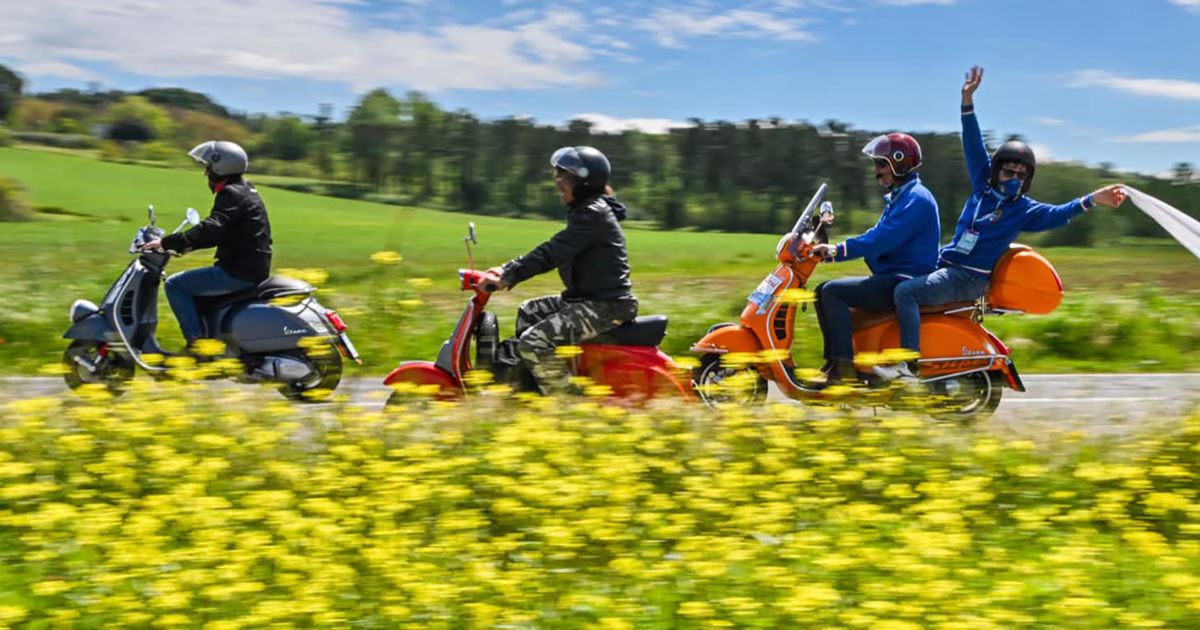 Vespa випустила ретро-скутери й колекцію одягу до 80-річчя бренду