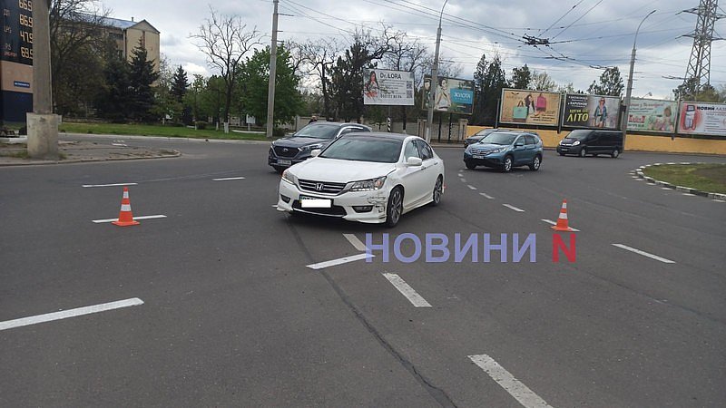 Volvo не пропустив Honda на кільці у Миколаєві: рух утруднений