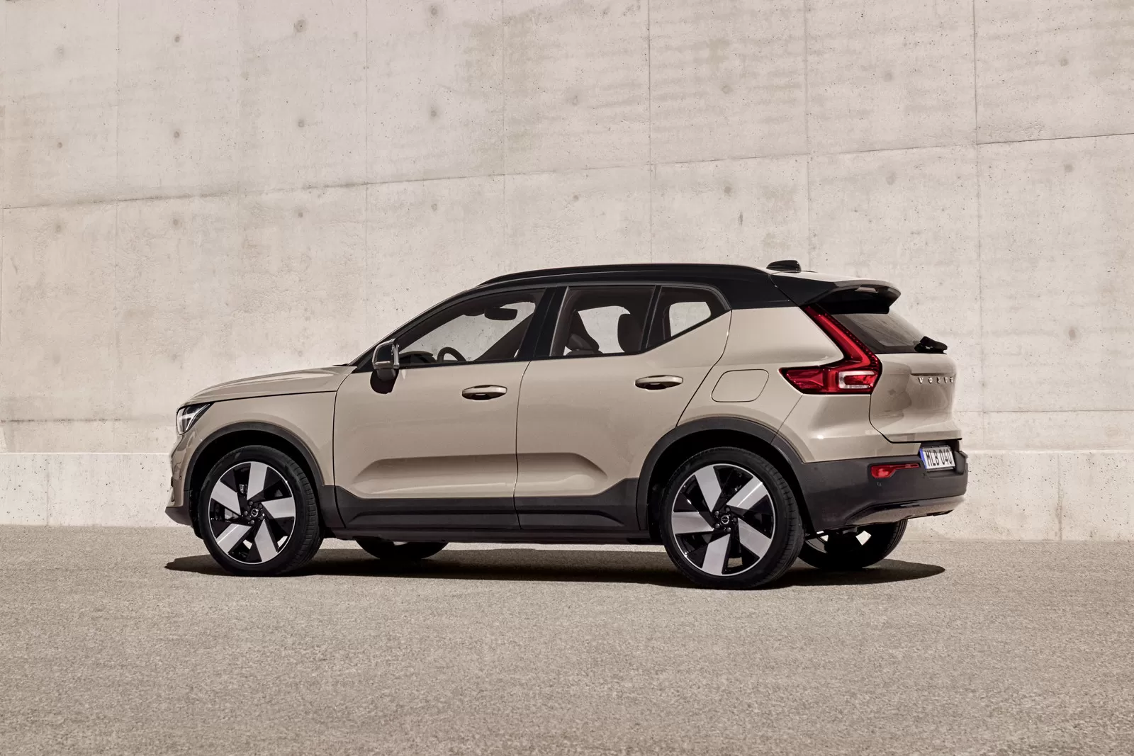 Volvo розробляє електричний кросовер нового покоління на заміну EX40