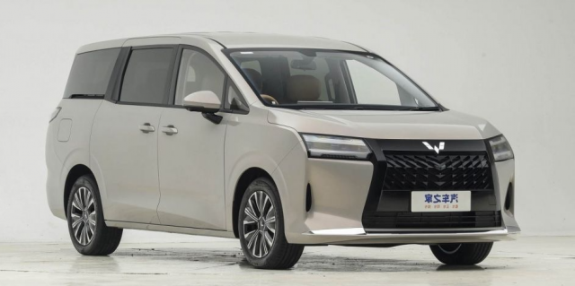Офіційна презентація мінівена Wuling Xingguang 730 Premium Edition (+ФОТО)