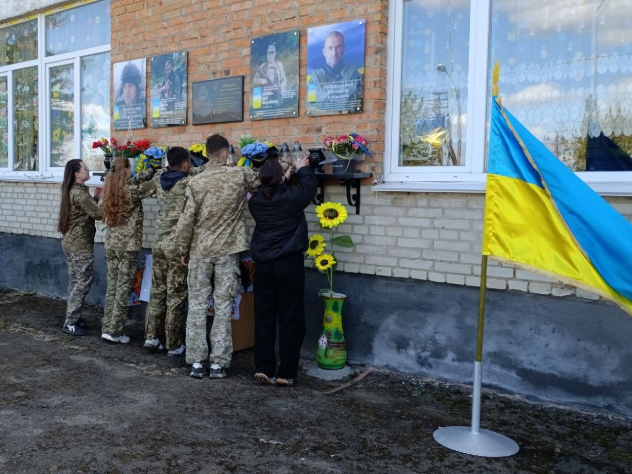На фасаді ліцею на Волині відкрили пам'ятні дошки Захисникам (ФОТО)