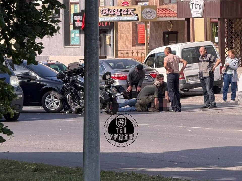 У місті на Волині - ДТП з мотоциклістом: рух ускладнено