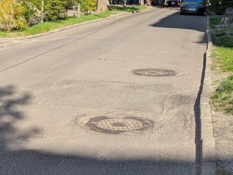 У центрі Луцька просідають люки (ФОТО)