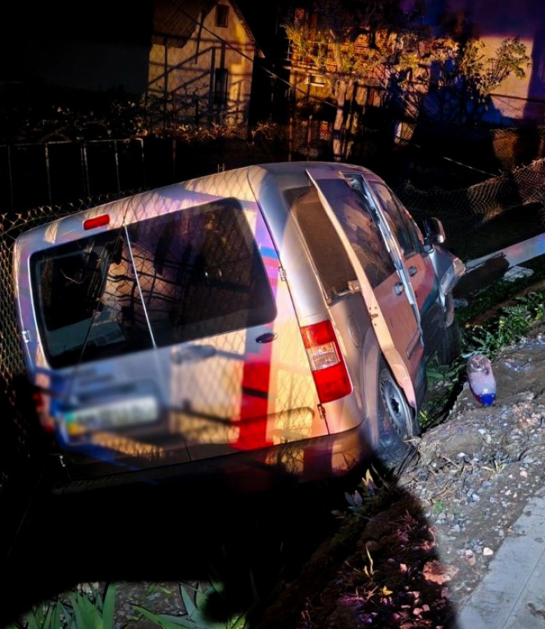 У Львові авто врізалося в електроопору: водія госпіталізували у важкому …