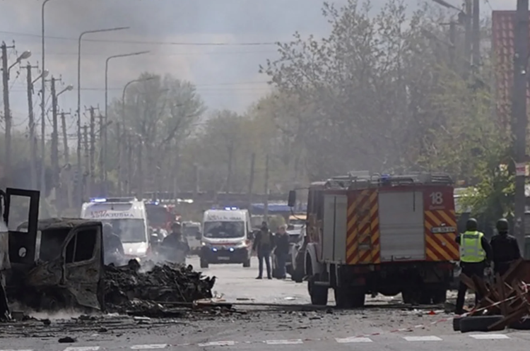 Атака БпЛА на Дніпровський район: четверо поранених, один чоловік у …