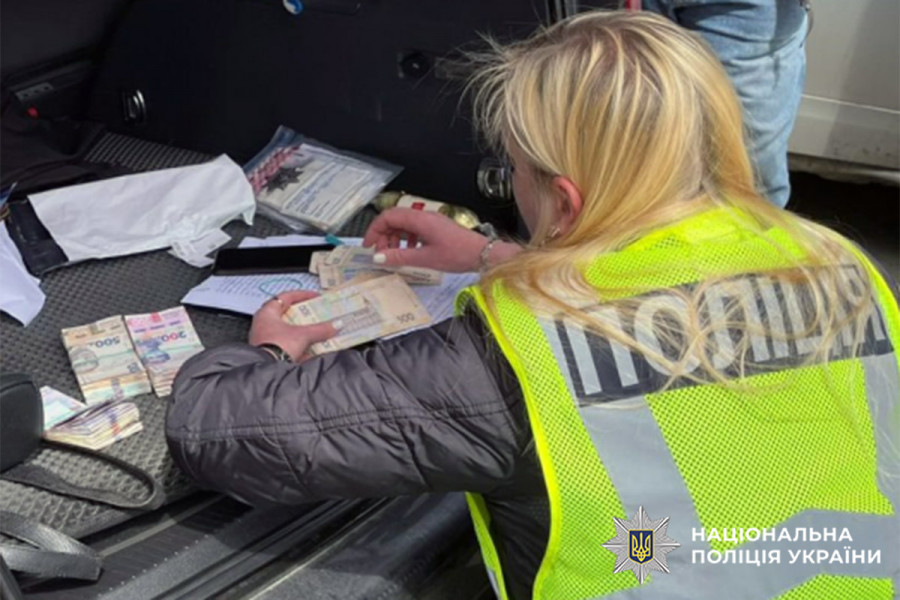 У Хмельницькому викрили групу, яка продавала фальсифіковані цигарки та алкоголь …