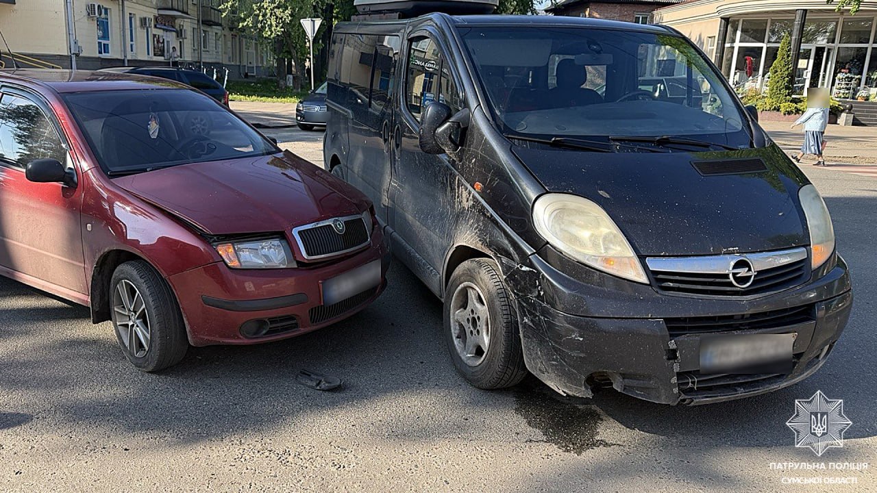 У Сумах на перехресті зіткнулися дві автівки: постраждала пасажирка
