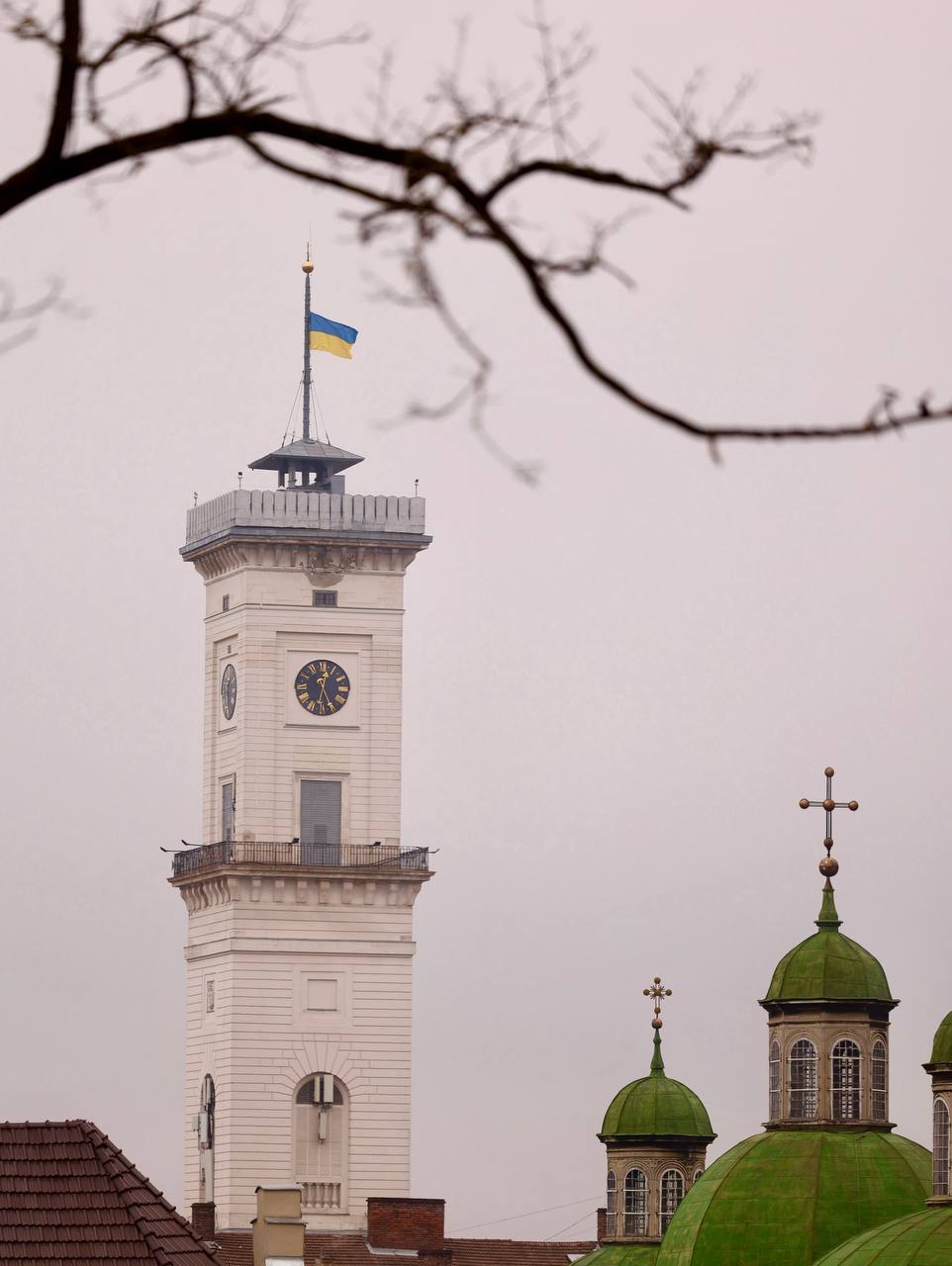 На Львівській Ратуші сьогодні приспущено державний прапор на знак скорботи …