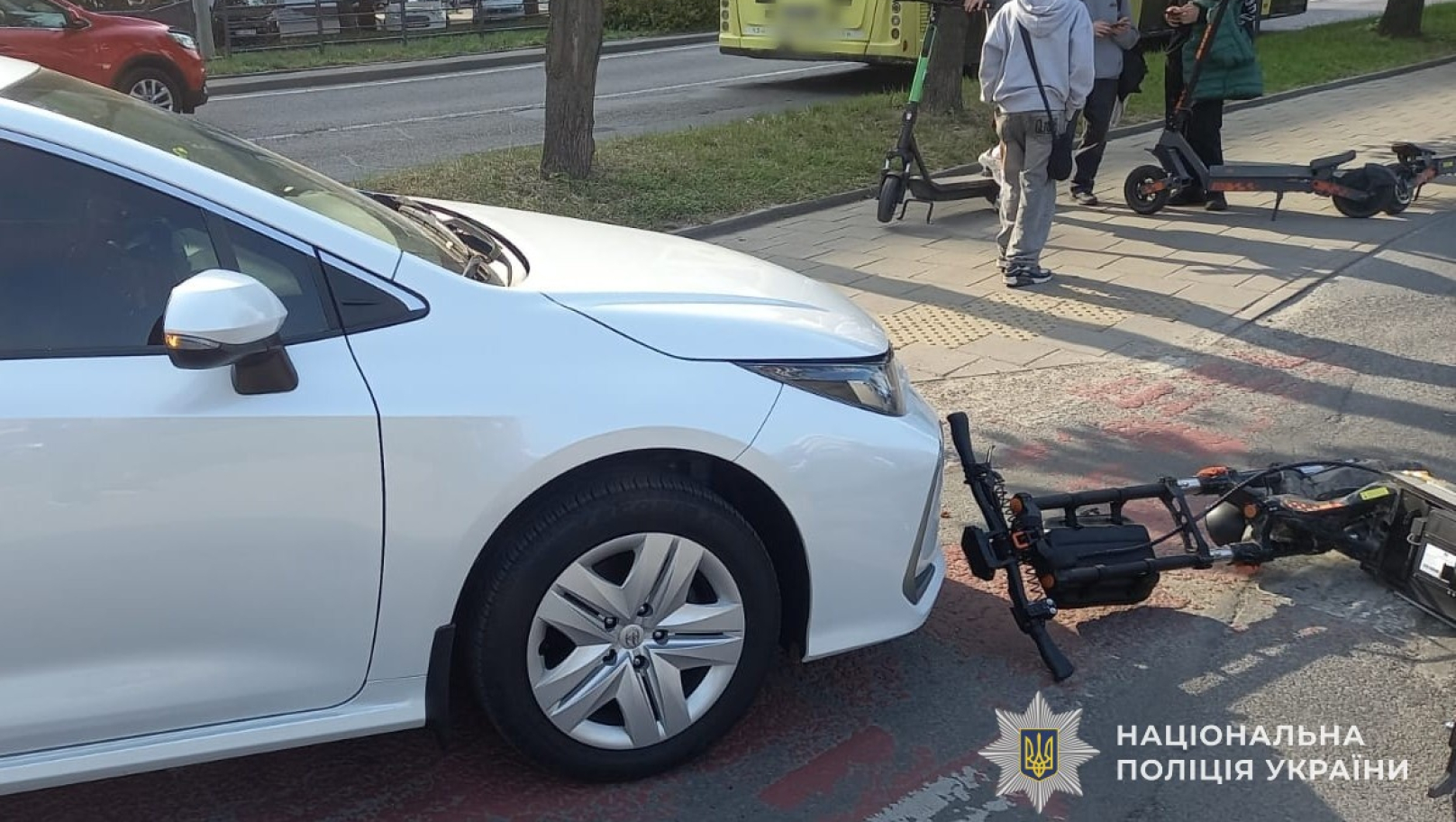 ДТП у Львові: 13-річний хлопець на електросамокаті врізався у Toyota …