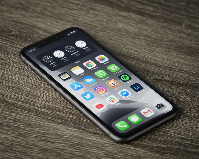 iPhone до 20-річчя може отримати "невидимі" кнопки у вигнутому корпусі